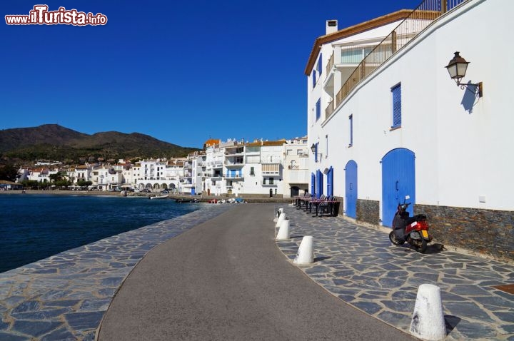 Immagine Un tratto del lungomare di Cadaques, borgo costiero della Spagna 140026363 - © Ammit Jack / Shutterstock.com
