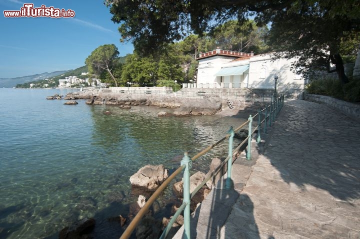 Immagine Il litorale di Opatija (Abbazia), Croazia, è un susseguirsi di camminamenti e passeggiate per godere dei profumi mediterranei e della brezza che spira dal mare. In tutto si contano 12 km di lungomare - © Bokicbo / Shutterstock.com