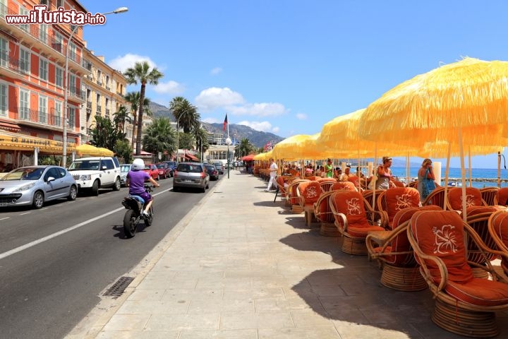 Immagine Lungomare di Menton: la cosiddetta promenade du soleil, la strada costiera della Costa Azzurra in Francia - © Rostislav Glinsky / Shutterstock.com