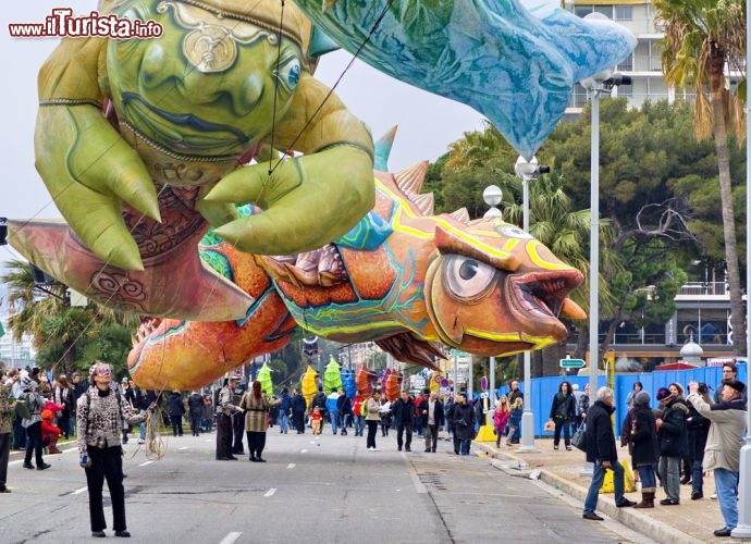 Immagine Il lungomare di Nizza, durante il Carnevale, è teatro di divertenti parate, anche in notturna. Siamo in Costa Azzurra a pochi chilometri dall'Italia - © southmind / Shutterstock.com