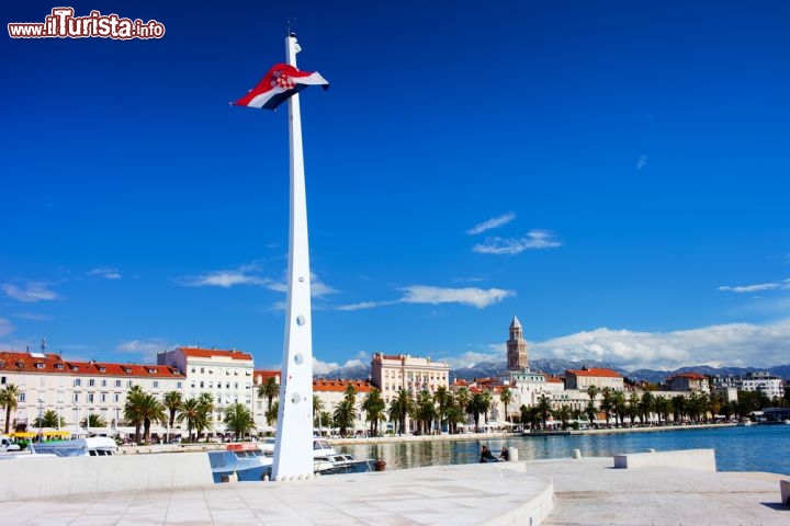 Immagine Il lungomare di Spalato (Dalmazia, Croazia) in una limpida giornata di sole. Al porto arrivano i traghetti dalle città italiane di Ancona e Pescara - © Artur Bogacki / Shutterstock.com