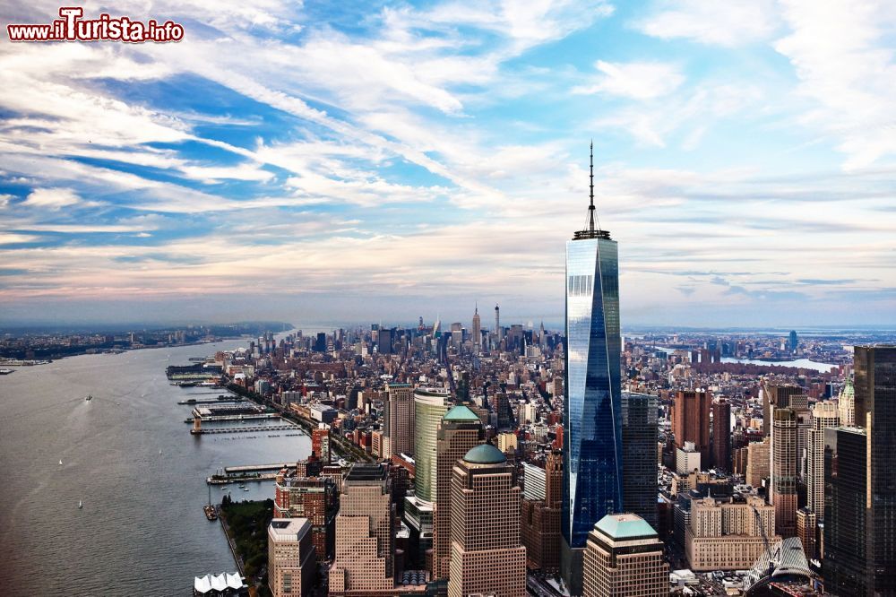 Immagine Una suggestiva veduta dell'One World Observatory (OWO) di New York (USA). Tre piani, dal 100° al 102°, sono dedicati esclusivamente ai visitatori che possono così godere di una spettacolare vista panoramica a 360° su Manhattan - © One World Observatory