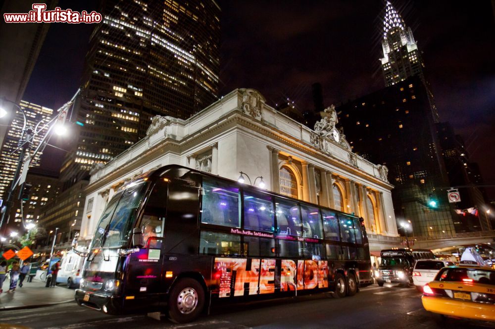 Immagine Giro turistico by night con The Ride a New York, USA. A bordo di questo autobus tecnologicamente avanzato si va alla scoperta della città con un tour di 75 minuti. Al suo interno ci sono 40 televisori a schermo piatto e più di 3 mila luci a Led © The Ride LLC