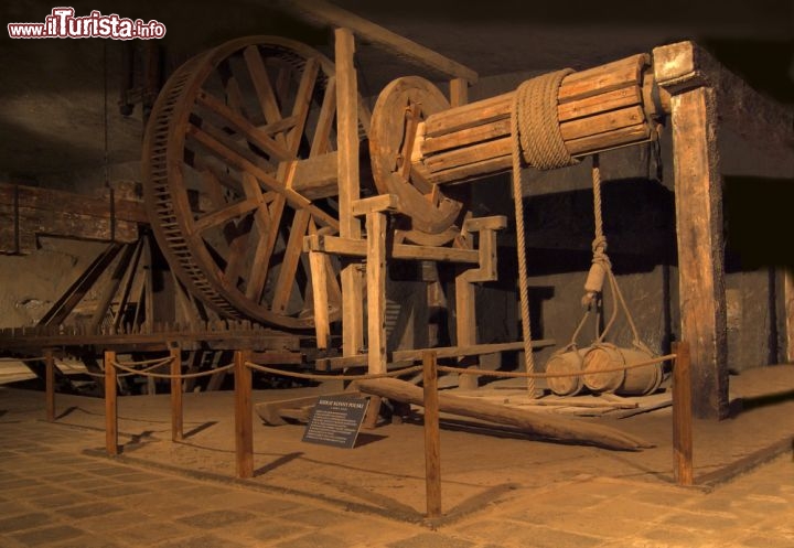 Immagine Macchinari in legno dentro la miniera di sale di Wieliczka, Patrimonio Unesco vicino Cracovia Polonia - © puchan / Shutterstock.com