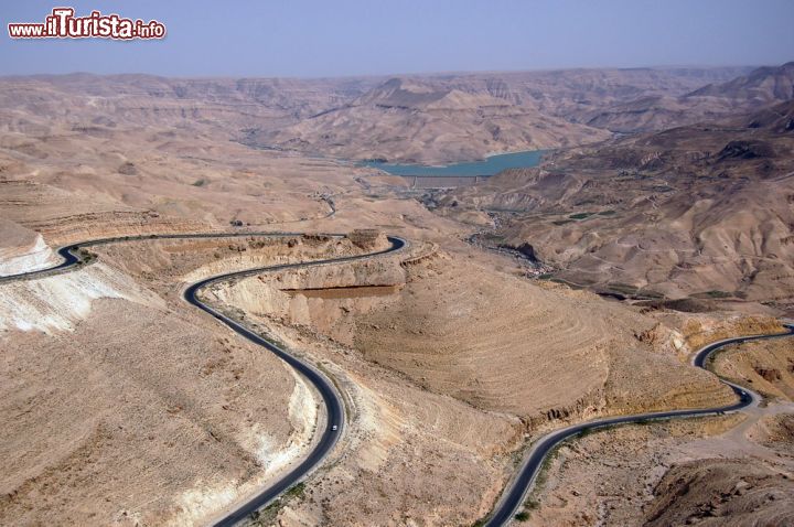 Immagine La Strada dei Re fotografata a sud di Madaba: è uno dei percorsi più spettacolari della Giordania