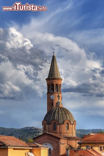 Immagine Chiesa della Madonna Moretta a Alba, Piemonte, Italia. Poco fuori il centro storico di Alba si innalza questo santuario che sembra allungarsi verso le Langhe - © Rostislav Glinsky / Shutterstock.com