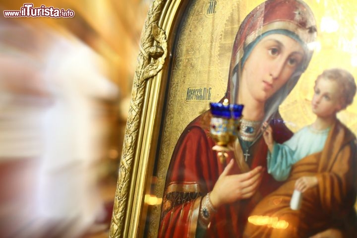 Immagine Madonna con Bambino chiesa Santa Trinita a Riga Lettonia - © Almotional / Shutterstock.com