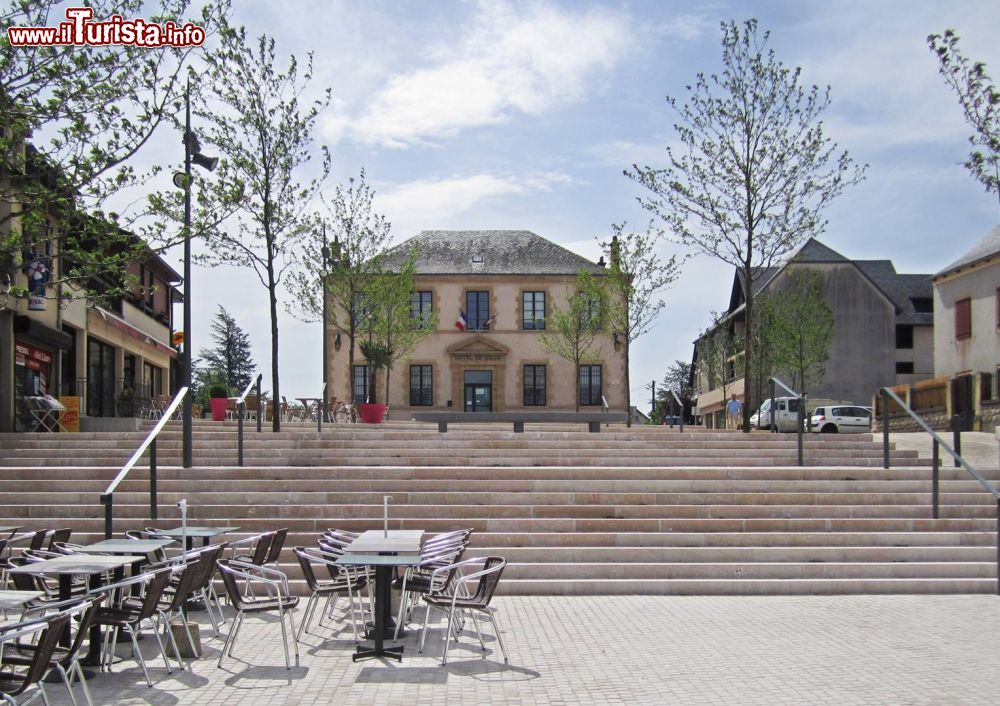 Immagine Mairie de Bozouls, il municipio del borgo dei midi Pireni in Francia - © Mairie-bozouls -  CC BY-SA 4.0, Wikipedia