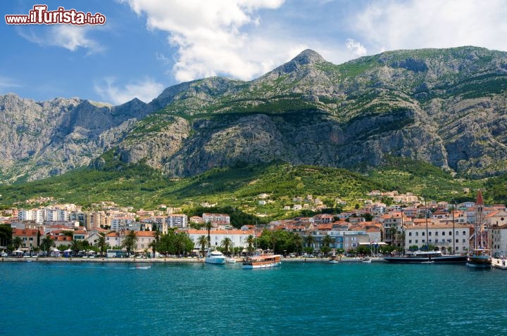 Immagine Makarska è il centro principale dell'omonima riviera della Croazia. Siamo in Dalmazia ed alle spalle della cittadina si elevano i contrafforti del monte Biokovo altro 1762 metri - © hektoR / Shutterstock.com