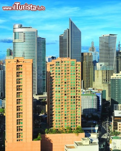 Immagine Makati,  la "city del commercio", nel centro di Manila, nelle Filippine - © joyfull / Shutterstock.com