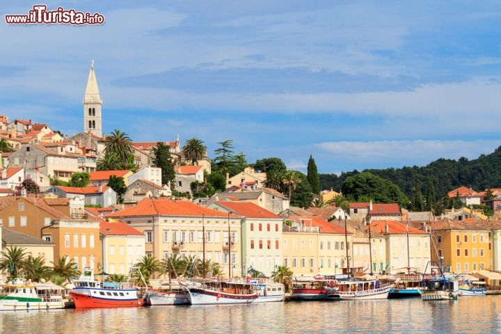 Immagine Panorama sulla città di Mali Losinj  Croazia - Al termine di una lunga e stretta baia, questa incantevole località riparata dai movimenti del mare grazie alla pensila di Cikat, ha come punto centrale il lungomare di Riva Losinjskih dove vi sono bar e ristoranti oltre che botteghe e bancarelle di souvenir e artigianato locale. Le acque che circondano Mali Losinj, di un blu cobalto dalle mille tonalità, rispecchiano l'architettura e l'urbanistica di impronta veneziana che contraddistingue la città © Bertl123 / Shutterstock.com
