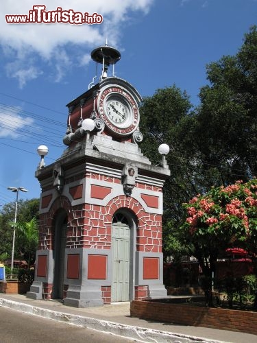 Immagine Manaus: il Relogio Municipal venne direttamente importato dalla Svizzera fino al nord del Brasile - © guentermanaus / Shutterstock.com