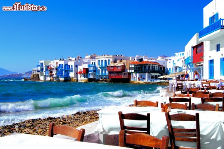 Immagine Mangiare in riva al mare alle Cicladi: qui ci troviamo sull'isola di Mykonos dove si trova uno dei ristoranti più fotografati della Grecia - © JeniFoto / Shutterstock.com