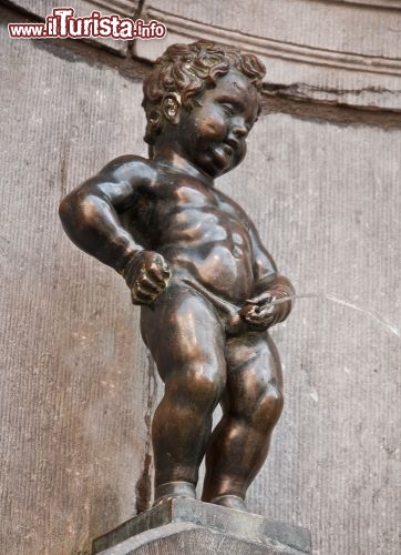 Immagine L'irriverente statua del Manneken Pis, il simbolo di Bruxelles. Il putto che fa la pipì rappresenta lo spirito di indipendenza, e scanzonato, dei cittadini di Brusselle, come forse anche una delle conseguenze delle grandi bevute dell'ottima birra belga!  - © Miguel Cabezón / Shutterstock.com