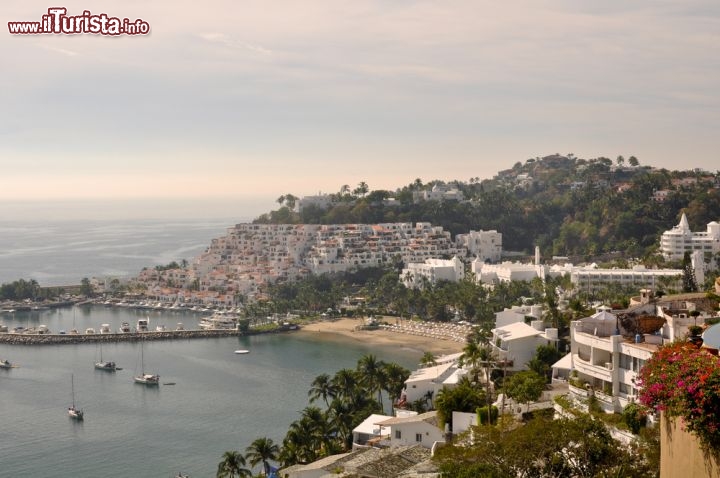 Immagine Manzanillo al tramonto: in città non c'è molto da fare se non godersi il relax della vita di mare, dividendosi tra una giornata in spiaggia ed una serata a passeggio per le vie del centro, non prima però di essersi gosuti il tramonto su uno dei numerosi bar in riva al mare - © Brandon Bourdages / Shutterstock.com