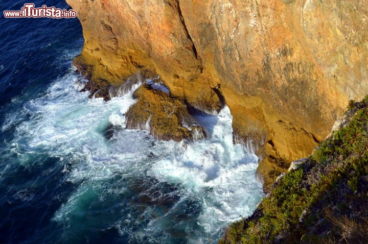 Immagine La forza del mare dell'Algarve a Capo San Vincenzo vicino a Sagres - © Peter Etchells / Shutterstock.com