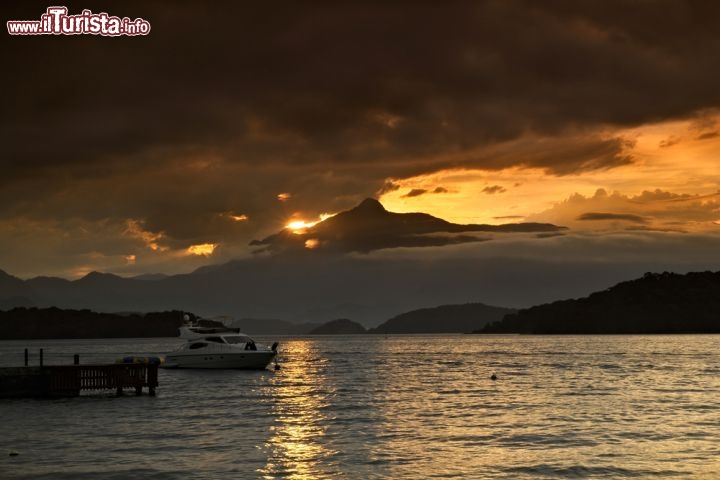 Immagine Il mare di Angra dos Reis al tramonto. Siamo in Brasile, a sud-ovest di Rio de Janeiro in una delle zone più turistiche dello stato - © Luiz Antonio da Silva / Shutterstock.com
