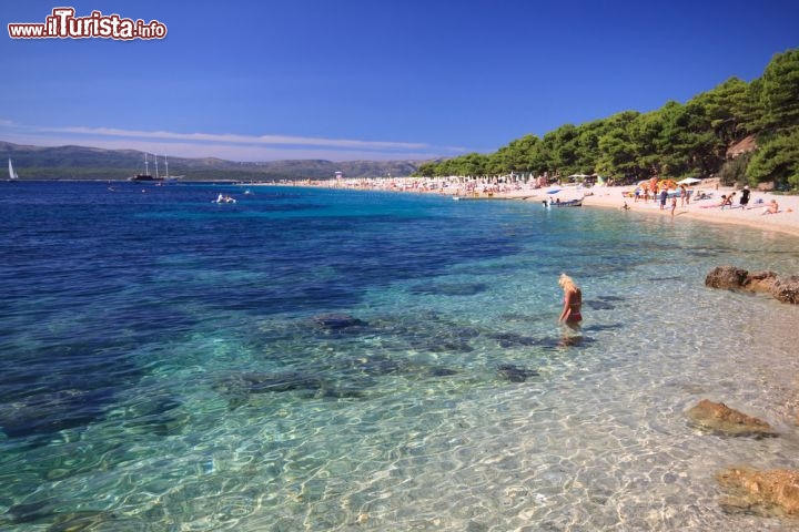 Immagine Il meraviglioso mare di Brac: Zlatni Rat la spiaggia del corno d'oro, la gemma della Dalmazia e di tutta la Croazia - © Zocchi / Shutterstock.com