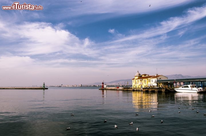 Immagine Il mare di Izmir lungo la costa turca del mare Egeo - © David Ionut / Shutterstock.com