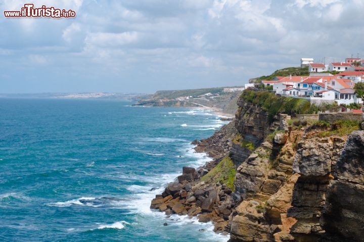 Immagine Il mare di Lisbona nei pressi di Azenhas do Mar, la cittadina del Portogallo - © Inna Ogando / shutterstock.com