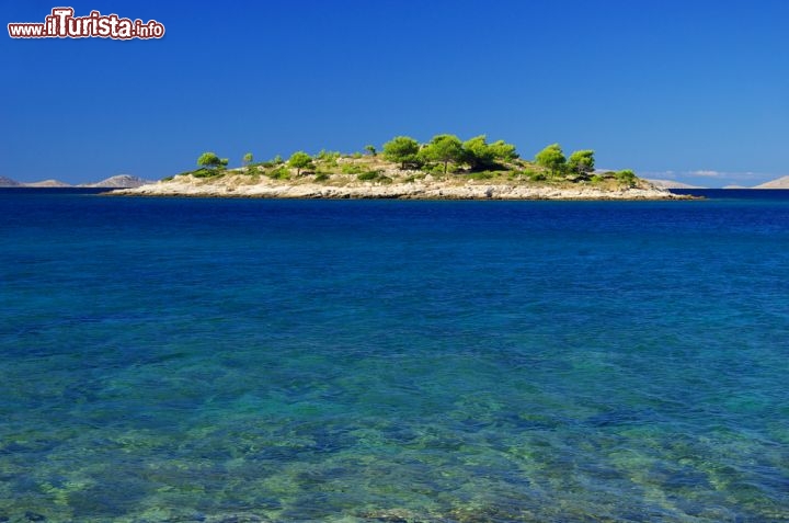 Immagine Il mare di Murter è pulito e cristallino, e si rivela molto iteressante anche per gli appassionati di snorkeling oltre che gli esperti sub delle immersioni. Da qui partono poi i collegamenti via mare con le isole più esterni della Croazia, e cioè l'arcipelago delle Kornati - © LianeM / Shutterstock.com