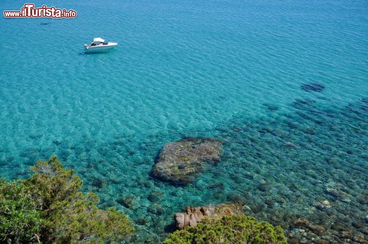 Immagine Il mare cristallino e trasparente di Villasimius: qui ci troviamo nei pressi di Porto Giunco, considerata una delle spiagge più belle di tutta la Sardegna - © ROBERTO ZILLI / Shutterstock.com