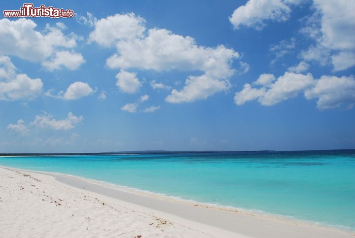Immagine Il mare incredibile a Barahona: questa spiaggia bianca, bordata da mare cristallino caratterizza la Bahia de las Aguilas - © Dominican Repubblic Ministry of Tourism