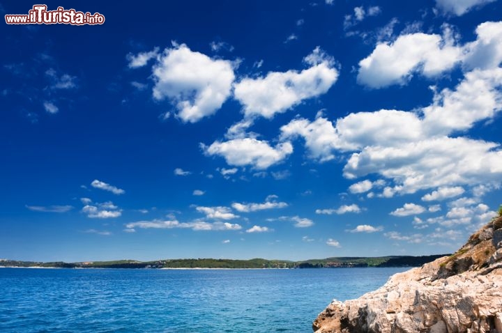 Immagine Il mare limpido dell'Istria: ci troviamo lungo la costa di Rovigno in Croazia - © Evgeniya Moroz / Shutterstock.com