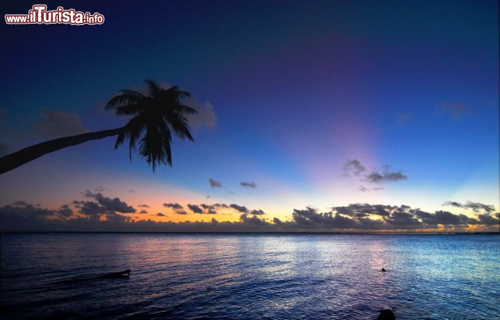 Immagine Mare della laguna di Fakarava al Tramonto , arcipelago delle Tuamotu in Polinesia Francese