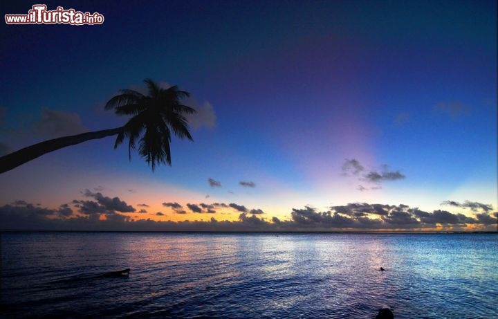 Immagine Mare della laguna di Fakarava al Tramonto , arcipelago delle Tuamotu in Polinesia Francese