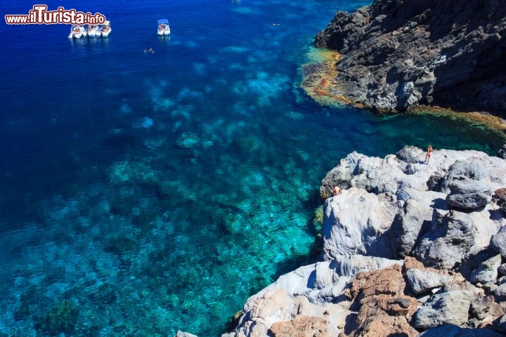 Immagine Il mare limpido di Pantelleria, è ideale per compiere battute di snorkeling ed immersioni subacquee - © bepsy / shutterstock.com