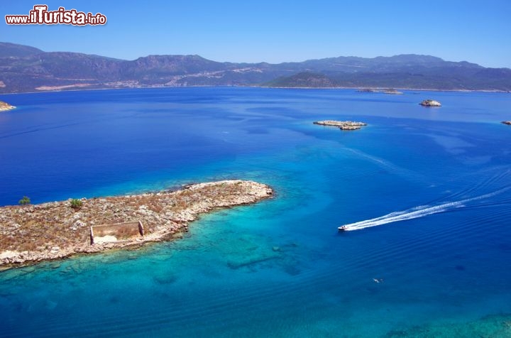 Immagine Il mare limpido di Kastellorizo, nel Dodecaneso -  A 72 miglia nautiche da Rodi e a 2 dalla cittadina turca di Kas, quest'isola greca vanta un passato glorioso di cui rimangono ancora oggi importanti testimonianze. Il tesoro più prezioso sono però spiagge e calette disseminate lungo la costa raggiungibili tramite sentieri e passaggi segreti © mm3104 / Shutterstock.com