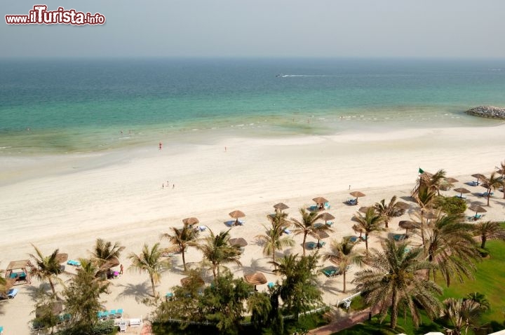 Immagine il mare tropicale di Ajman, negli Emirati Arabi Uniti. Siamo nel Golfo Persico a pochi chilometri ad est di Dubai - © slava296 / Shutterstock.com