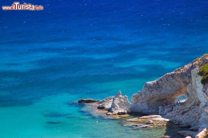 Immagine Il mare di Kimolos (Cicladi, Grecia) è un tripudio di azzurri e di blu. Genera un contrasto splendido con la roccia nuda dell'isola, dalle sfumature rossastre o argentate. Proprio per il suo colore i veneziani, che a lungo possedettero Kimolos, chiamavano l'isola Argentièra - © Gintaras / Shutterstock.com