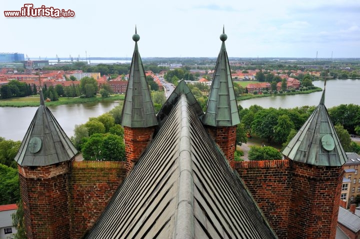 Immagine Marienkirche, Stralsund. Questo panorama è stato scattato dalla cime del grande campanile di questa chiesa gotica nel nord della Germania - © clearlens / Shutterstock.com