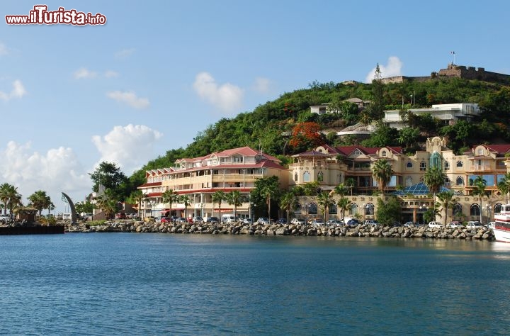 Immagine Marigot fotografata da una delle tante crociere che ogni giorno raggiungono l'isola nel corso di un itinerario ai Caraibi  - © artconcept / Shutterstock.com