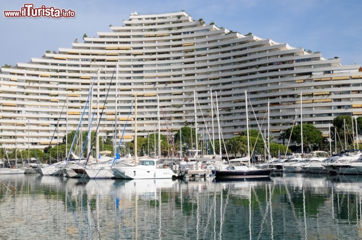 Immagine la Marina di Baie des Anges a Villeneuve Loubet. E' uno dei 4 edifici a forma di piramide della zona