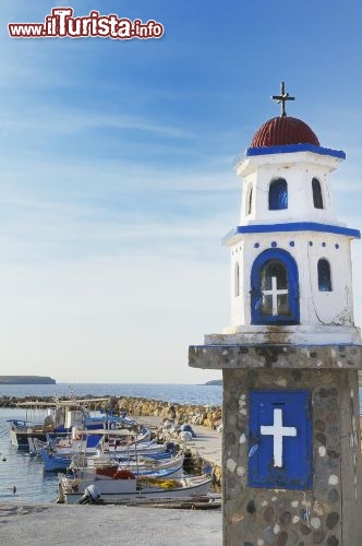Immagine Una marina sull'isola di  Lesvos, con cappella votiva Ortodossa che guarda il Mar Egeo della Grecia - © StockCube / Shutterstock.com