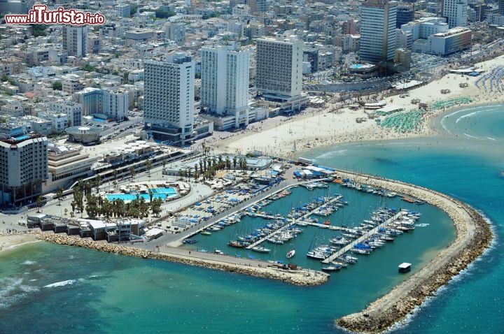 Immagine La Marina di Tel Aviv (Israele) si trova nella parte centro-nord della città: è un porto turistico moderno, affollato e ben attrezzato - © ChameleonsEye / Shutterstock.com