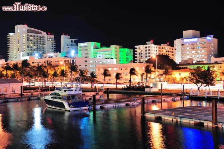 Immagine Marina di Miami Beach, Florida:  situata nel quartiere di South Beach, la Miami Beach Marina è un luogo perfetto per i fortunati possessori di barca che intendono attraccare sul molo di questa città così esclusiva - Foto © Songquan Deng / Shutterstock.com