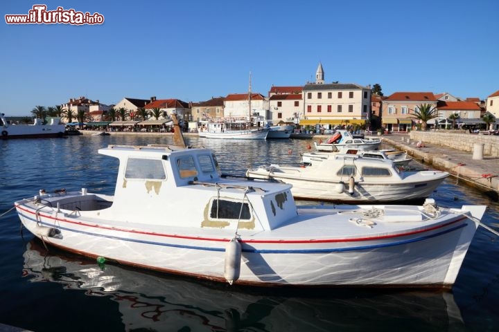 Immagine I porti turistici di Biograd na Moru hanno a disposizione mille posti barca in mare e oltre duecento a terra. Sono aperti tutto l'anno per permettere, a chi lo desidera, di godersi le acque cristalline di questo tratto di Adriatico - © tupungato / Shutterstock.com