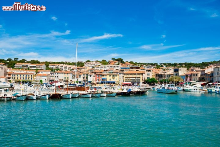 Immagine La marina di Cassis, il porto dove attraccano le imbarcazioni dei turisti nel paesino della Francia meridionale. Siamo in Costa Azzurra, circa 20 km a est di Marsiglia - km © Alexander Demyanenko / Shutterstock.com