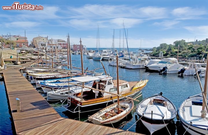 Immagine Marina di Stintino, una delle zone di mare più famose ed esclusive della Sardegna nord-occidentale  - © Al_Kan / Shutterstock.com