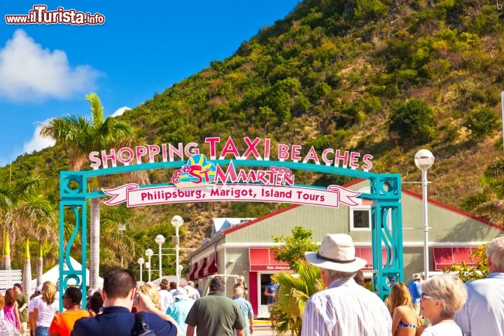 Immagine Un moderno mercato di Philpsburg, capoluogo della metà olandese dell'isola di Saint Martin - © Ruth Peterkin / Shutterstock.com