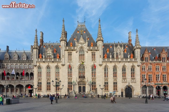 Immagine Markt di Bruges, Belgio - E' la grande piazza del mercato circondata da splendide costruzioni di tipica impronta fiamminga. Vi si affacciano fra l'altro il Belfort, torre civica del XIII° secolo al cui interno si trova un carillon con 47 campane, e il Provincial Hof, edificio neogotico sede del governo provinciale delle Fiandre. Il centro del Markt ospita una bella statua che ritrae una coppia di eroi fiamminghi © Nattee Chalermtiragool / Shutterstock.com