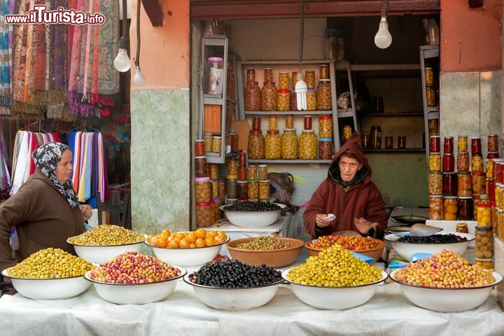 Immagine Olive nel souk di Marrakech, Marocco - Verdi, nere, speziate o al naturale: al souk di Marrakech si possono trovare varietà infinite di olive, una vera prelibatezza della gastronomia locale