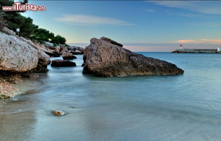 Immagine Martigues un tratto di costa con gli scogli al confine tra Camargue e Provenza in Francia - Cortesia foto, www.ville-martigues.fr/