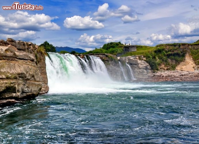 Immagine Maruia Falls: le cascate della Nuova Zelanda si sono formate con il terremoto di Murchison nel 1929, che colpì il nord dell'Isola del Sud con una intensità pari a magnitudo 7,8 della scala di Richter. Lo sconvolgimento tellurico creò uno sbarramento del fiume, con conseguente nuova cascata!  - © NigelSpiers / Shutterstock.com