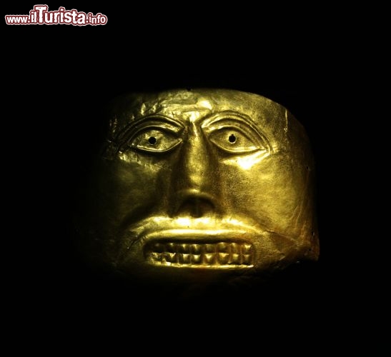 Immagine Una maschera d'oro al Museo dell'oro del Banco della Repubblica di Colombia, a Bogotá. Fondato nel 1939 per tutelare il patrimonio archeologico nazionale, il museo contiene la collezione di manufatti in oro di epoca pre-colombiana maggiore del mondo, oltre a opere in legno, pietra e tessuti che testimoniano la vita locale prima dell'arrivo degli europei - © Toniflap / Shutterstock.com