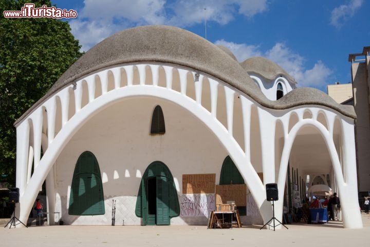 Immagine Masia Freixa a Terrassa in Catalogna (Spagna). Si tratta di una architettura di inizio novecento, opera modernista di Lluís Muncunill i Parellada ma con evidenti influenze dello stile tipico di Antoni Gaudì, è stata ricavata da una esistente industria tessile - © Santi Rodriguez / Shutterstock.com